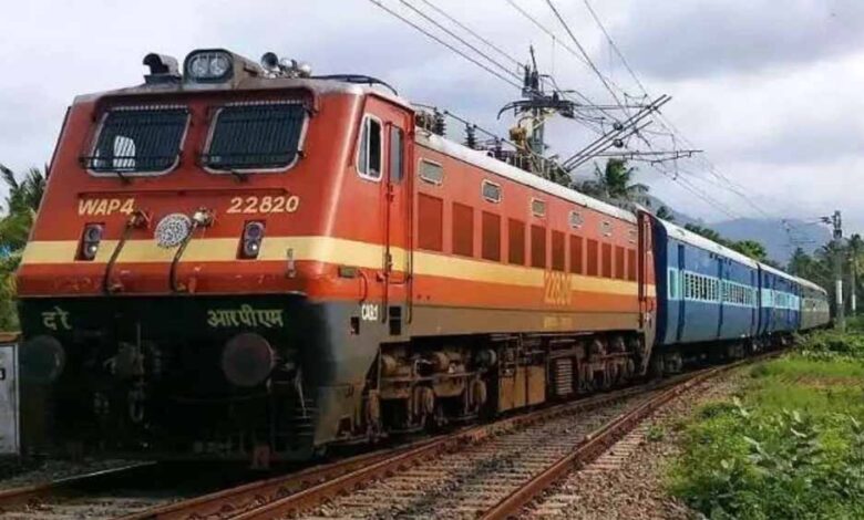 इंसानियत की मिसाल: भूख से बिलखती बच्ची के लिए रेलवे बना मसीहा, ट्रेन में पहुंचाया दूध