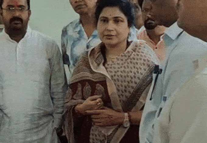 घायल छात्रा से मिलीं राज्यमंत्री श्रीमती गौर, अधिकारियों को हर संभव मदद करने के दिए निर्देश