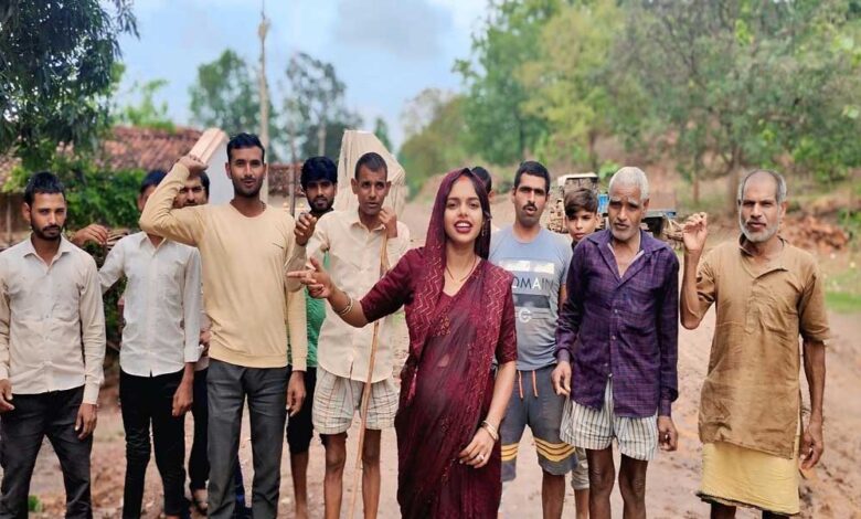 लीला साहू का संघर्ष रंग लाया… सड़क का काम शुरू, ऐसे जाहिर की खुशी