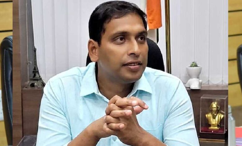 इंदौर कलेक्टर आशीष सिंह का सराहनीय कदम, खुद की सैलरी से 22 बच्चों की पढ़ाई का खर्च उठाया