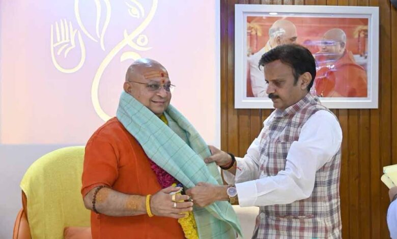 उपमुख्यमंत्री शुक्ल ने आचार्य बालकानंद गिरी से की सौजन्य भेंट