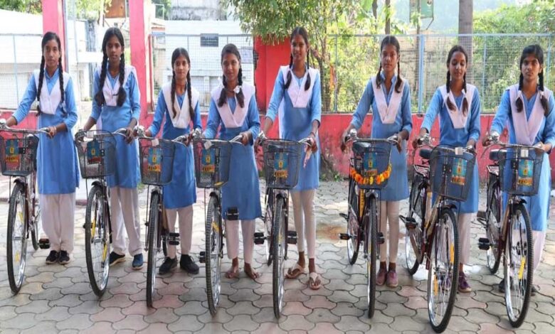 स्कूली बच्चों को मिलेगा रफ्तार का तोहफा, 4.30 लाख साइकिलें बांटेगी सरकार
