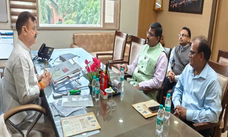 स्कूल-शिक्षा-मंत्री-श्री-सिंह-से-गुजरात-संस्कृत-बोर्ड-के-अध्यक्ष-श्री-पालीवाल-ने-की-भेंट