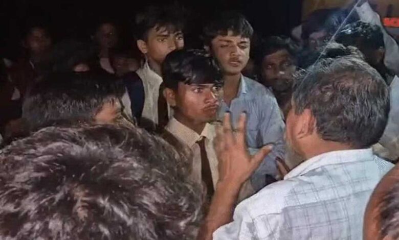 170-छात्रों-का-30-किमी-पैदल-संघर्ष-रंग-लाया,-कलेक्टर-से-मिले-तो-हटाया-गया-प्राचार्य