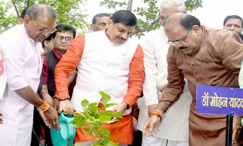 सुंदर-स्वच्छ और स्वस्थ पर्यावरण का उपहार है पौधरोपण – मुख्यमंत्री डॉ. यादव