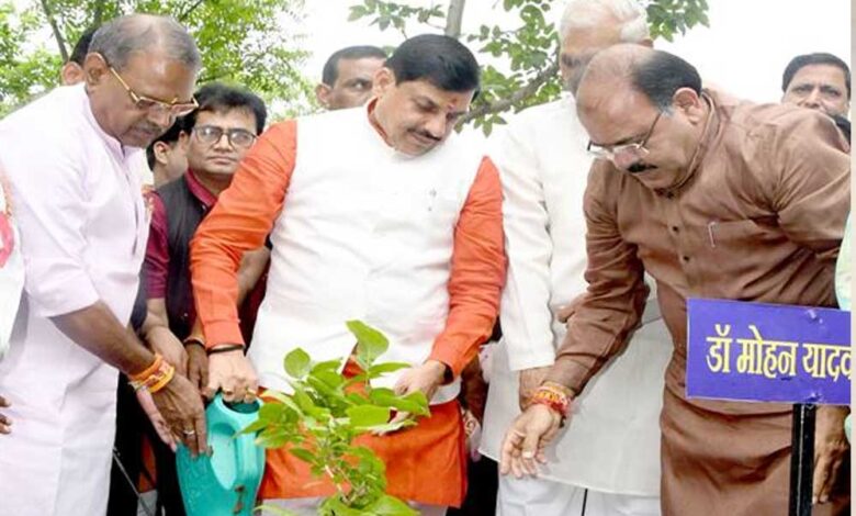 सुंदर-स्वच्छ और स्वस्थ पर्यावरण का उपहार है पौधरोपण – मुख्यमंत्री डॉ. यादव