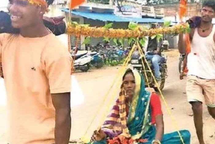 कलियुग का श्रवण कुमार: खाट पर माता-पिता को बैठाकर 20 किमी पैदल चला भक्त बेटा