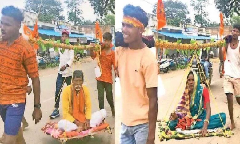 खाट पर माता-पिता, कांधों पर कर्तव्य: 20 किमी पैदल चला कलियुग का श्रवण कुमार