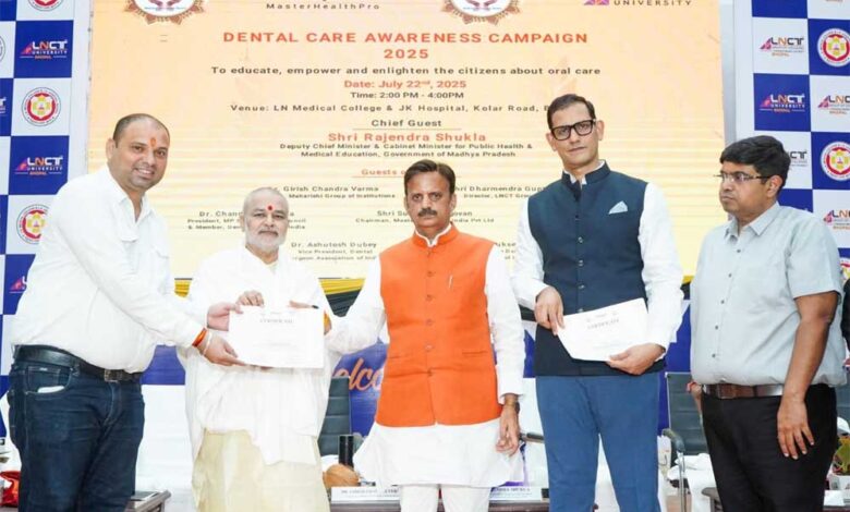 जंगल में शेर को तख्ती लगाकर चलते नही देखा