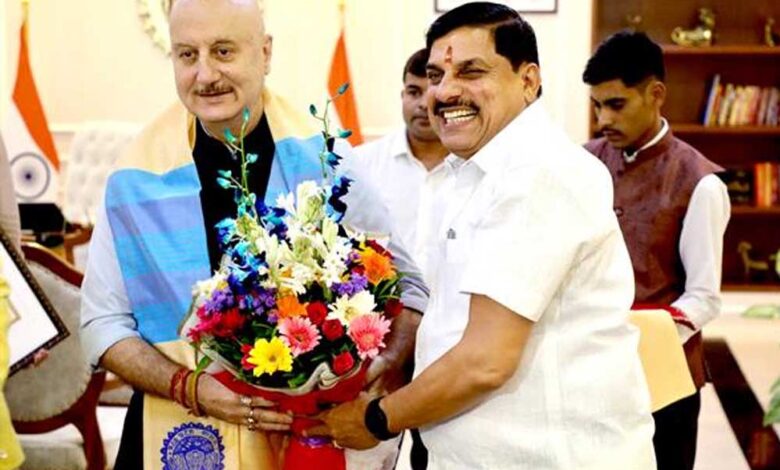 मुख्यमंत्री डॉ. यादव से अभिनेता श्री खेर ने की भेंट