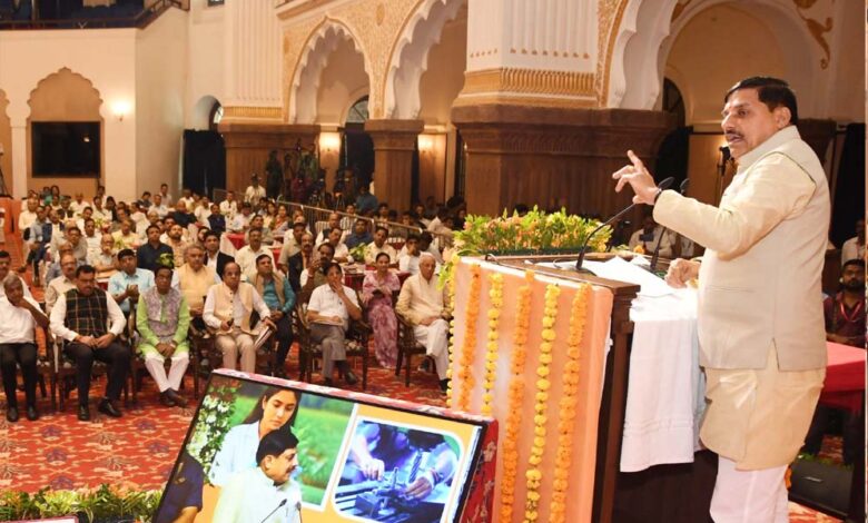 स्थानीय स्तर पर रोजगार की संभावनाओं के लिए तैयार करें पाठ्यक्रम : राज्यपाल पटेल