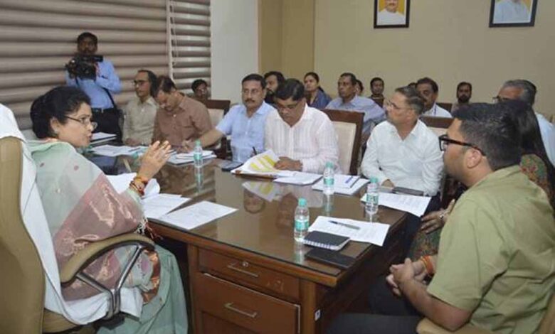 जनहित के कार्य समयसीमा में पूर्ण कराएं: राज्यमंत्री श्रीमती गौर