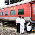 कुशीनगर-एक्सप्रेस-में-तकनीकी-खराबी-से-मचा-हड़कंप,-चक्के-से-उठे-धुएं-ने-रोकीं-पीछे-आ-रही-ट्रेनें