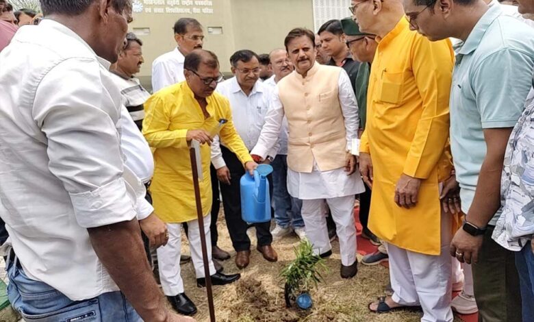 वृक्षारोपण महाअभियान में सभी सहभागिता करें : उप मुख्यमंत्री  शुक्ल