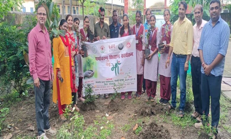 शासकीय कन्या महाविद्यालय सिवनी मालवा में एक पेड़ मां के नाम योजना के अंतर्गत पौधे वितरित किये