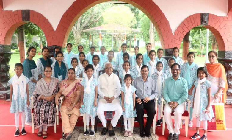 राज्यपाल पटेल ने दिव्यांग बालिकाओं के साथ किया सह-भोज