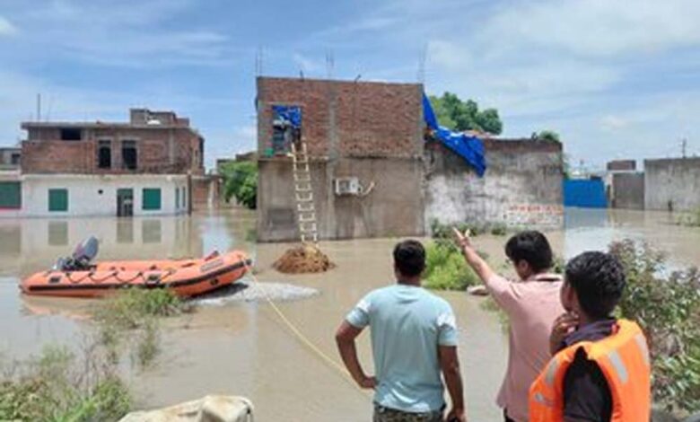 डबरा के नंदू का डेरा से 50 लोगों को रेस्क्यू कर सुरक्षित स्थलों पर पहुँचाया