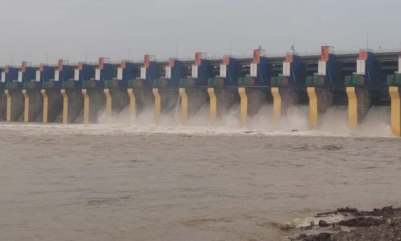 इंदिरा सागर और ओंकारेश्वर बांध के खुले गेट, नर्मदा में स्नान और बोटिंग पर प्रतिबंध