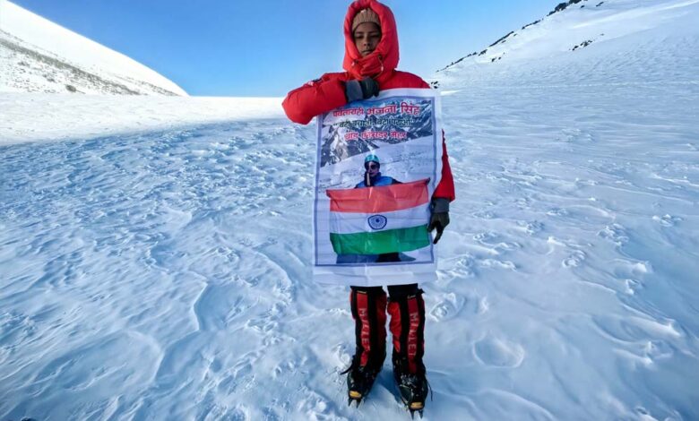 यूरोप की सबसे ऊंची चोटी माउंट एल्ब्रस पर लहराया तिरंगा, मैहर की अंजना ने रचा इतिहास