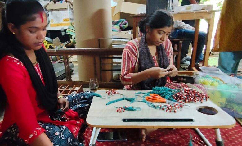 पांढुर्ना की महिलाओं ने बनाई बीज वाली राखी, प्यार भी बंधेगा और पेड़ भी उगेंगे