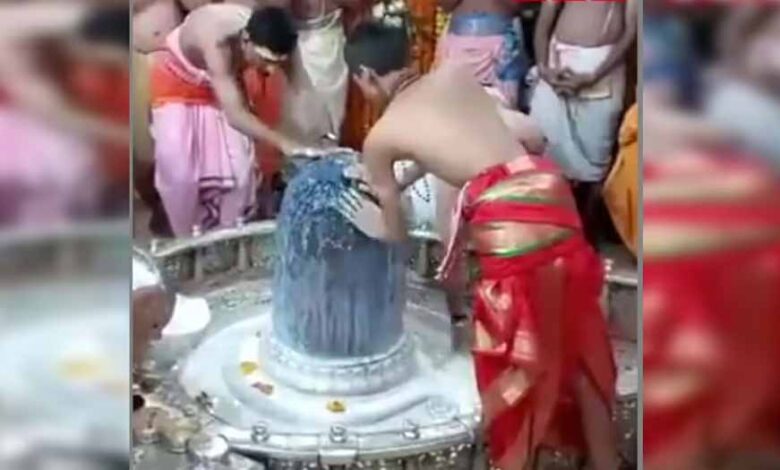 भारतीय तेज गेंदबाज उमेश यादव ने उज्जैन में श्री महाकालेश्वर ज्योतिर्लिंग मंदिर के दर्शन किए