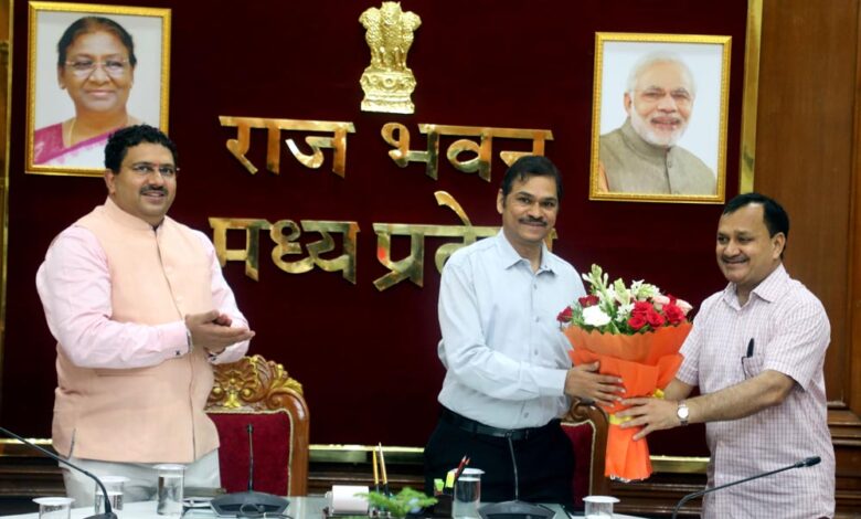 राज्यपाल के अपर मुख्य सचिव गुप्ता को विदाई, प्रमुख सचिव डॉ. कोठारी का हुआ स्वागत