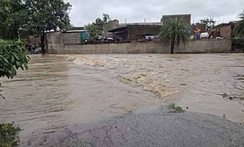 सागर में पुल पर फिसली बाइक, बाढ़ के पानी में बही गर्भवती महिला, रेस्क्यू जारी