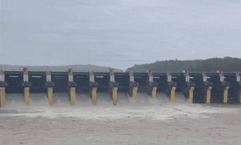 ओंकारेश्वर बांध के 14 गेट खोले, निचले घाटों से हटाई गई दुकानें