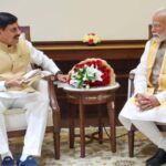 सीएम-मोहन-ने-पीएम-मोदी-को-सौंपा-18-महीने-का-रिपोर्ट-कार्ड