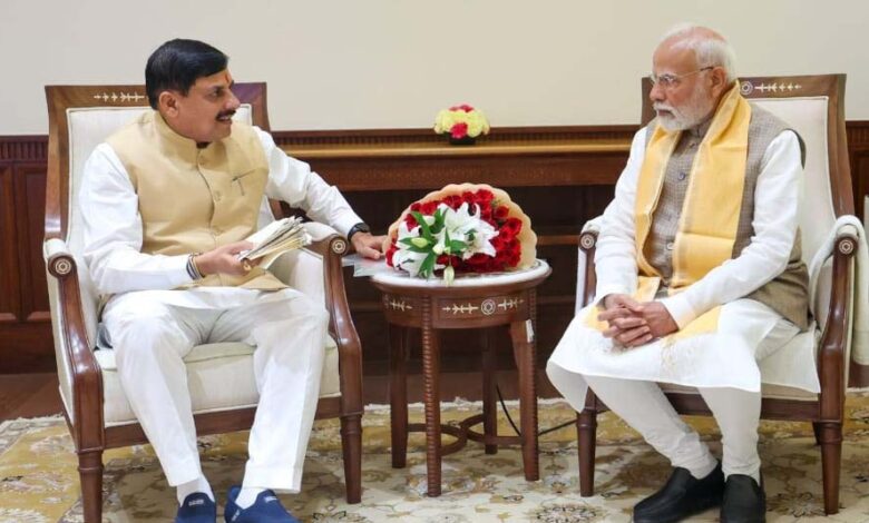 सीएम मोहन ने पीएम मोदी को सौंपा 18 महीने का रिपोर्ट कार्ड