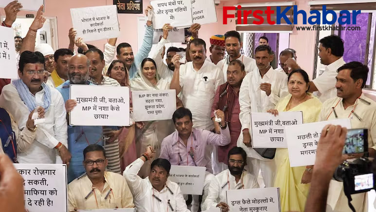 विधानसभा में कांग्रेस का हंगामा: इंजेक्शन की माला, ड्रग्स के पैकेट और ट्रांसफर घोटाले पर सरकार को घेरा