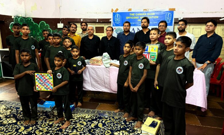 केनरा बैंक CBOA अधिकारियों ने शिवपुरी में किया मानवता का अनुपम कार्य – बाल गृह में बांटा खेल और खाद्य सामग्री