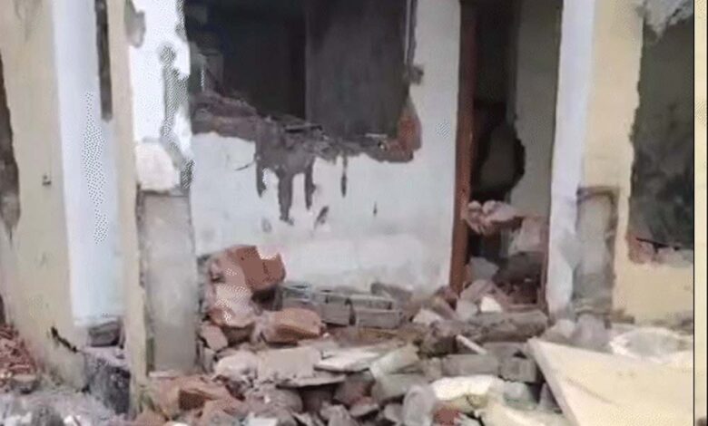 भोपाल में महिला IAS अफसर के घर पर हमला, जेसीबी लेकर पहुंचे 40 गुंडे, दीवार तोड़ी और चेयर लगाकर बैठे