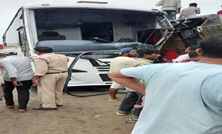 भोपाल जा रही बस के ब्रेक फेल, खड़ी बस से टकराकर पलटी; 25 यात्री घायल