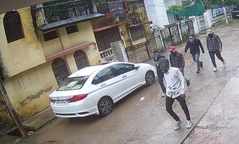 सतना में व्यापारी के घर पर नकाबपोशों का हमला, ताबड़तोड़ फायरिंग से दहशत का माहौल