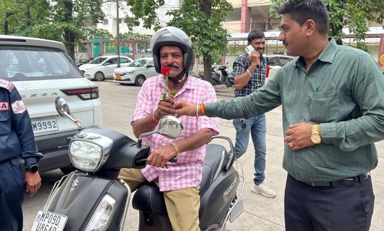 इंदौर के सरकारी दफ्तरों में बिना हेलमेट एंट्री नहीं! पहनने वालों का हो रहा स्वागत