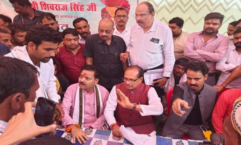 बाढ़ पीड़ितों से मिले केंद्रीय मंत्री शिवराज, मूंग उपार्जन केंद्र का किया औचक निरीक्षण