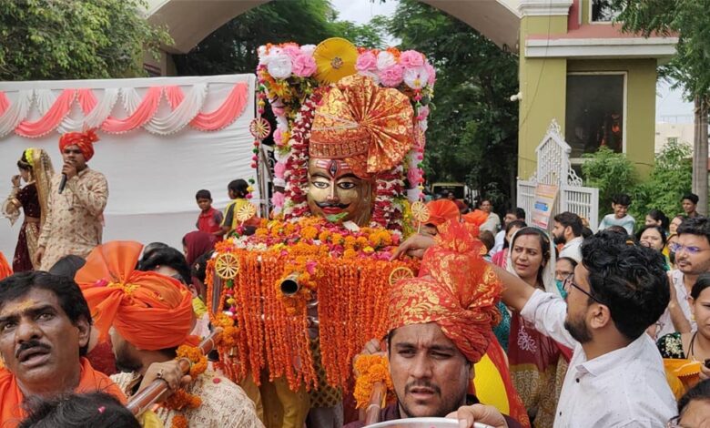 अवधपुरी में  महाराजाधिराज श्री महाकाल सरकार अपनी प्रजा का हाल जानने भ्रमण पर निकले, रीगल टाउन गेट पर भव्य स्वागत