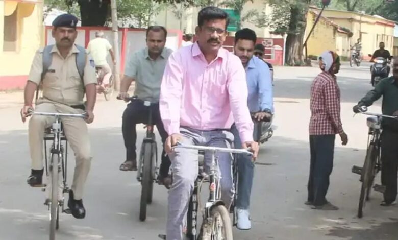 सतना कलेक्टर डॉ. सतीश कुमार का सादा अंदाज, साइकिल से पहुंचे ऑफिस