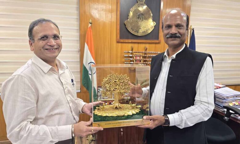 पुलिस-महानिदेशक-मकवाना-से-वन-बल-प्रमुख-अम्बाडे़-ने-की-भेंट