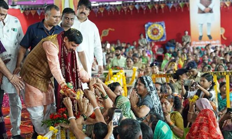 वर्षों-से-बहनों-से-राखी-बंधवाने-की-परंपरा-का-कर-रहा-हूं-निर्वहन-:-मुख्यमंत्री-डॉ.-यादव