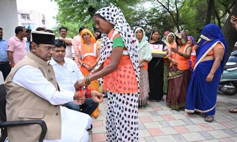 मंत्री-सारंग-ने-स्वच्छता-मित्र-बहनों-के-साथ-मनाया-रक्षाबंधन-पर्व