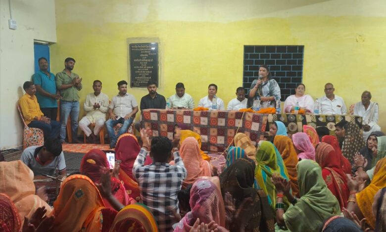 डीह-बाबा-में-18.81-लाख-से-निर्मित-यात्री-प्रतीक्षालय-का-विधायक-एवं-महापौर-ने-किया-लोकापर्ण