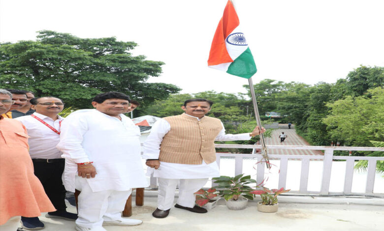 उप-मुख्यमंत्री-शुक्ल-ने-शासकीय-आवास-पर-फहराया-तिरंगा
