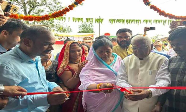 राज्यपाल-पटेल-प्रधानमंत्री-आवास-योजना-के-हितग्राही-से-मिले