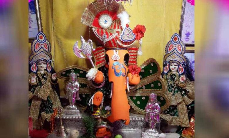 इंदौर-परिवार-की-अनोखी-आस्था:-11-साल-से-बिना-मोलभाव-मिट्टी-की-गणेश-मूर्तियां-दान