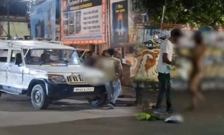 टीकमगढ़-:-सड़क-पर-नग्न-किन्नर-का-उत्पात,-पुलिस-ने-साड़ी-पहनाने-के-लिए-दो-घंटे-दौड़-लगाई