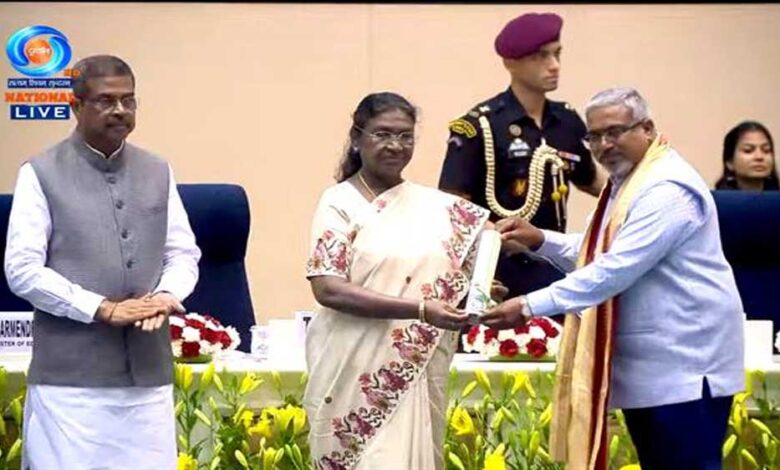 कौशल-विकास-एवं-रोजगार-राज्य-मंत्री-टेटवाल-ने-राष्ट्रीय-शिक्षक-पुरस्कार-मिलने-पर-मालवीय-को-बधाई-और-शुभकामनाएं-दीं