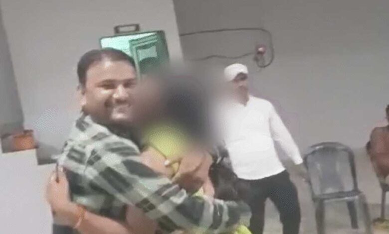 दतिया-में-कॉन्स्टेबल-की-बर्थडे-पार्टी-विवादित,-asi-का-अश्लील-डांस-वीडियो-वायरल;-दोनों-सस्पेंड