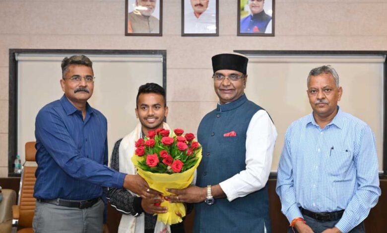 हॉकी-एशिया-कप-में-विजय-पर-मंत्री-सारंग-ने-विवेक-सागर-को-किया-सम्मानित